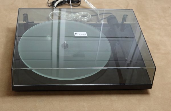 Pro-Ject T1 hochglanz schwarz Audiophiler Plattenspieler, INKL. Ortofon OM5E