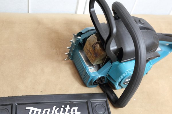 Makita EA3200S40B Benzin Kettensäge 40cm Schwertlänge 1,8 PS (1,35 KW)