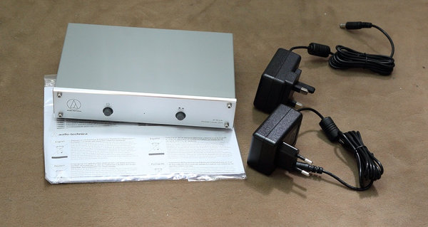 Audio-Technica AT-PEQ30 Phono-Vorverstärker MM / MC umschaltbar, silber