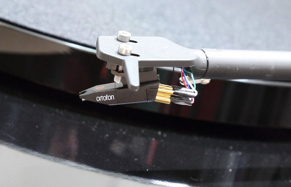 Pro-Ject E1 Phono schwarz inkl. Ortofon OM5E Audiophiler Plattenspieler Plug & Play