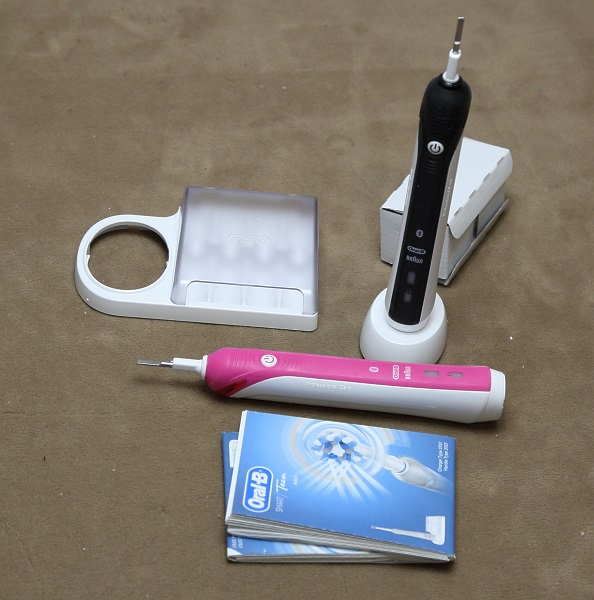 Oral-B Smart 4 4900 CrossAction Elektrische Zahnbürste, 2 Handteile rosa+black