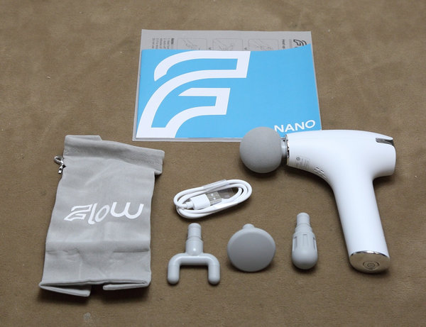 Flow NANO weiss Massagepistole mit Wärmefunktion 4 Aufsätze 3 Stufen