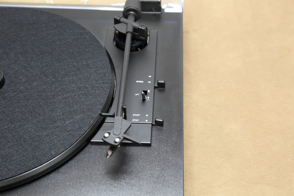Pro-Ject A1 schwarz vollautomatischer Plattenspieler inkl. Ortofon OM10